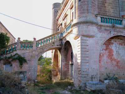 Una scala monumentale permette l�ingresso al piano nobile: � fiancheggiata da una leggiadra balaustra con colonnine in terracotta smaltate di colore verde brillante
